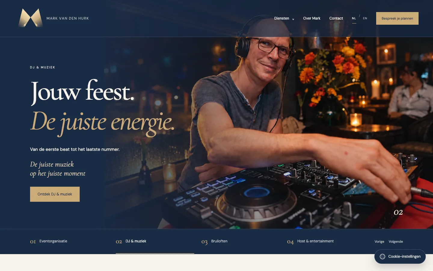 The Dutch homepage on a desktop screen with the DJ & muziek hero card active: a photograph of Mark at the decks in headphones, the line Jouw feest. De juiste energie. and an Ontdek DJ & muziek button.